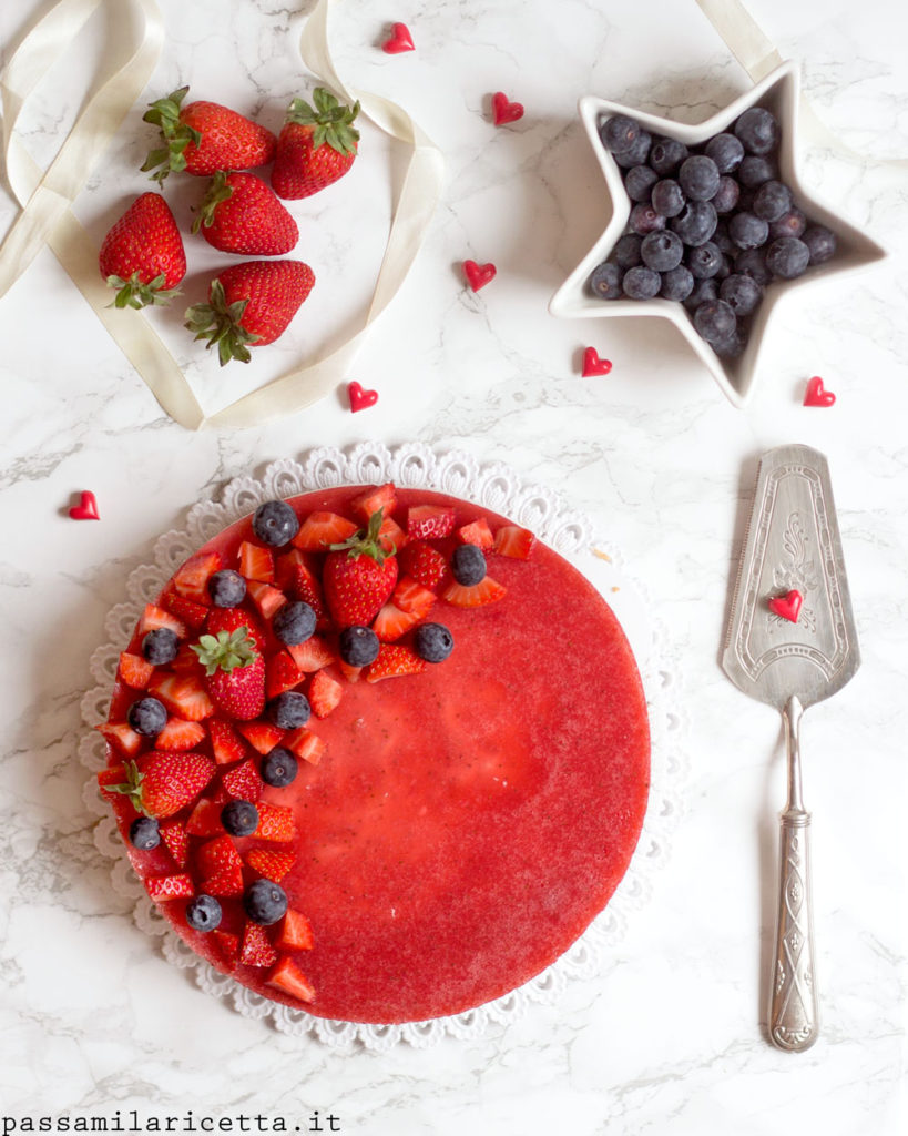 torta fredda alle fragole e yogurt senza cottura