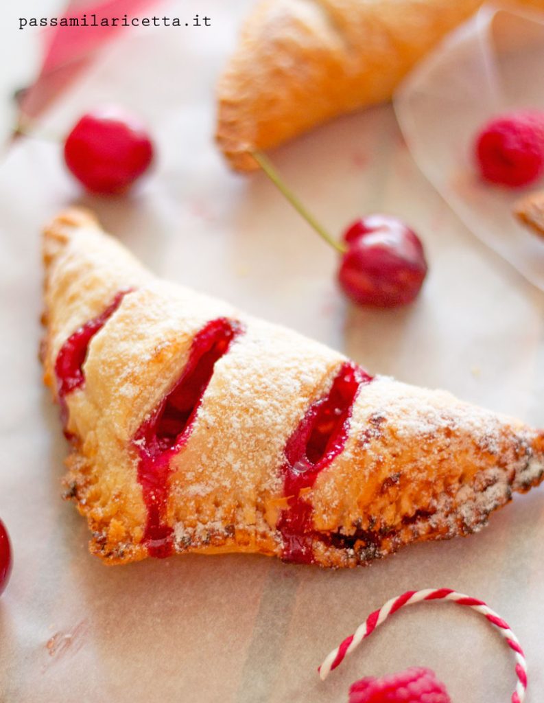 cherry turnovers sfogliatine alle ciliegie