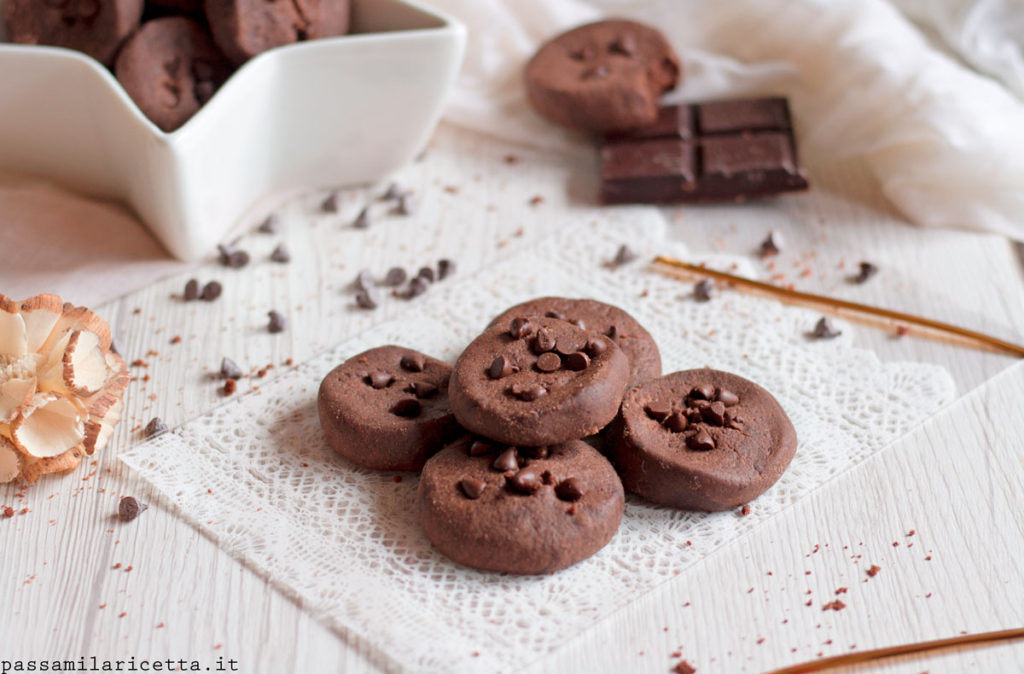 biscotti al cioccolato al microonde senza uova e burro