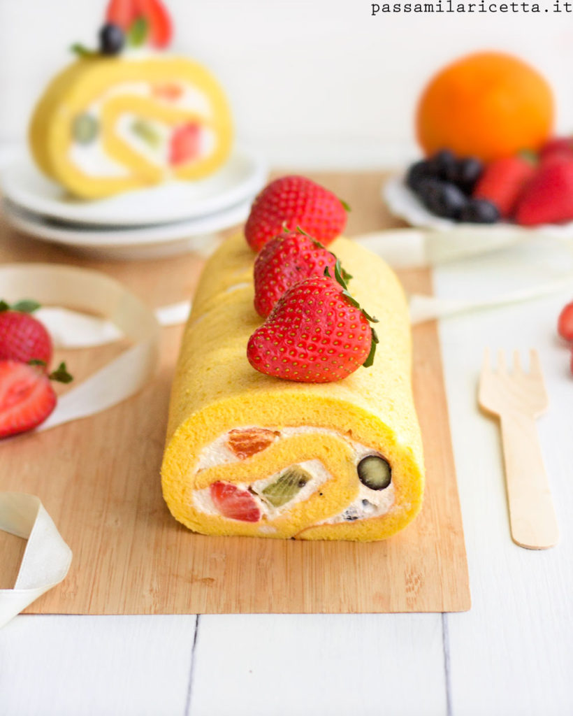 japanese fruit roll cake rotolo alla frutta con panna