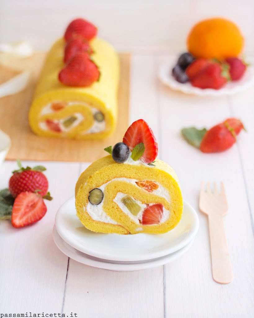 japanese fruit roll cake rotolo alla frutta con panna