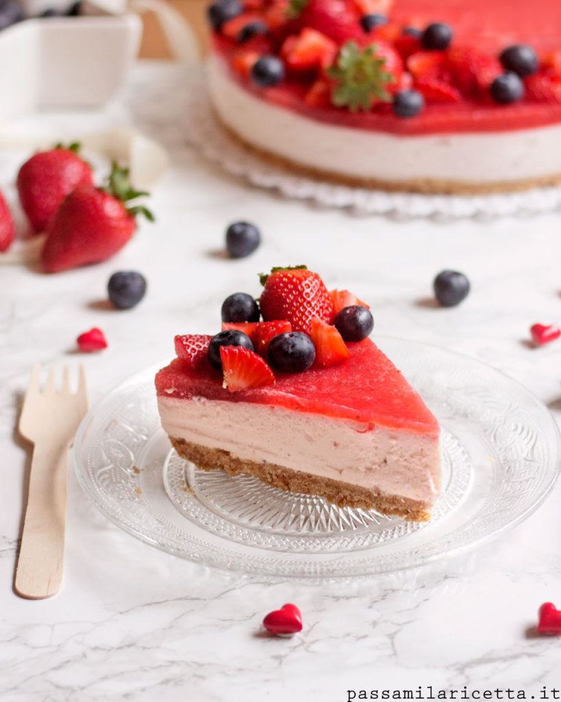 torta fredda alle fragole e yogurt senza cottura