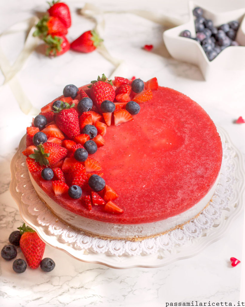 torta fredda alle fragole e yogurt senza cottura