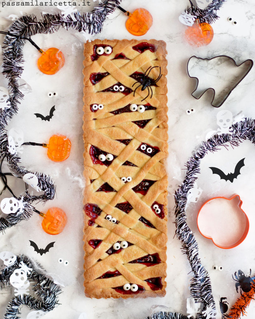 crostata mummia per halloween con marmellata