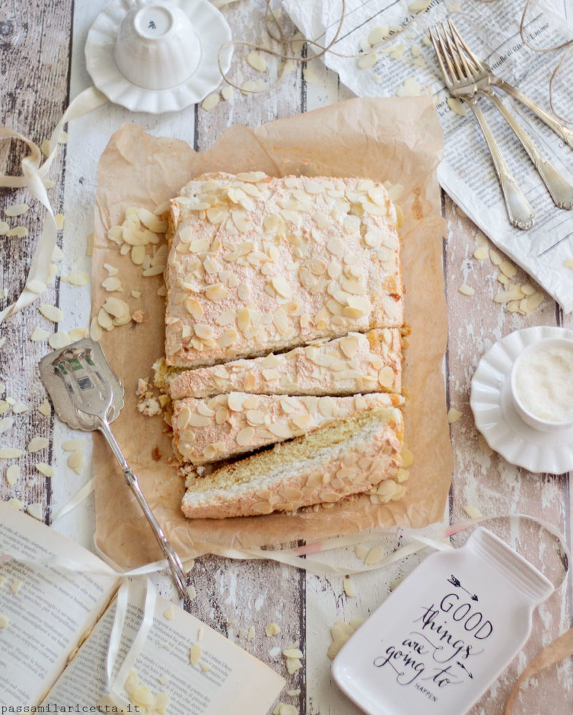 coconut meringue slices torta con meringa al cocco