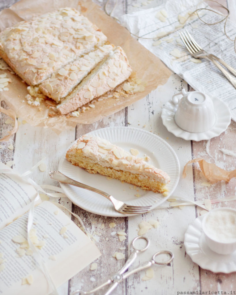 coconut meringue slices torta con meringa al cocco