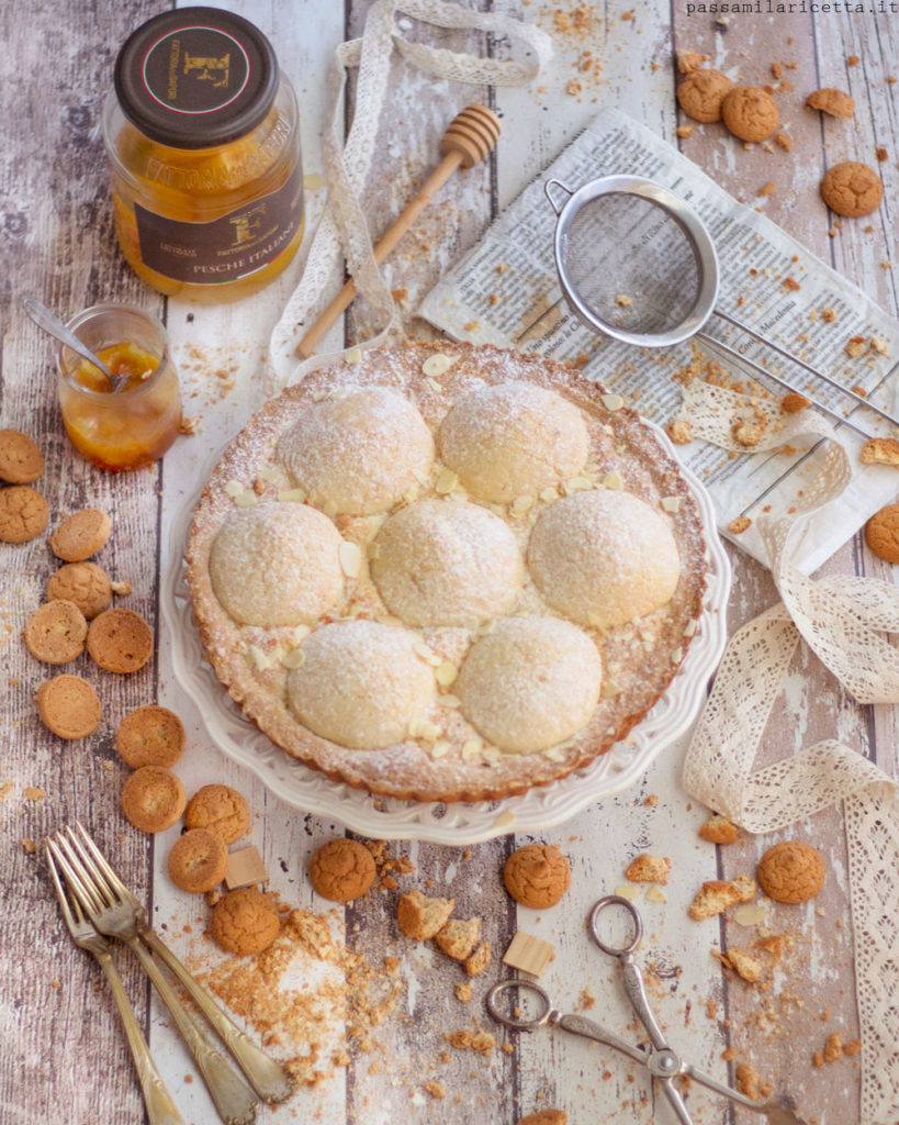 crostata con pesche sciroppate e amaretti