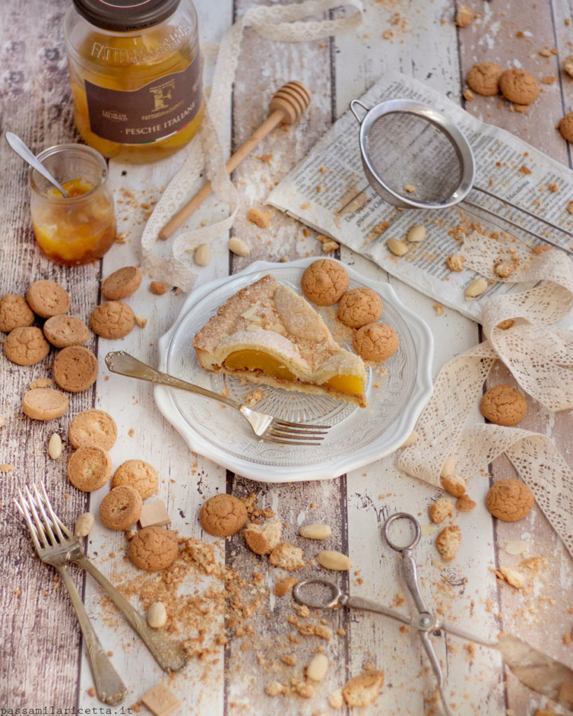 crostata con pesche sciroppate e amaretti