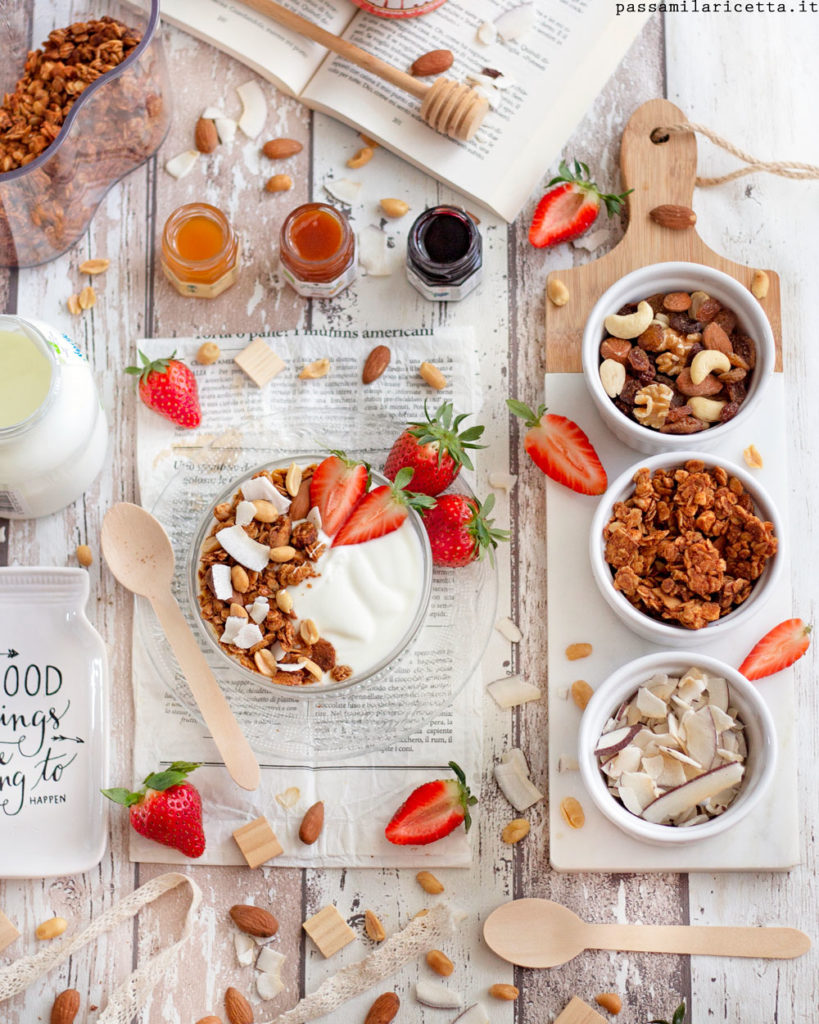 granola al burro di arachidi e cocco per la colazione